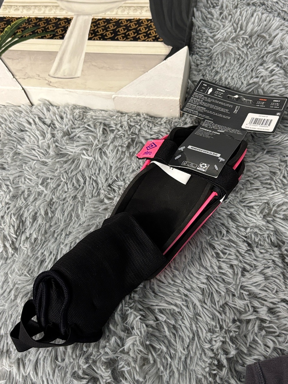 NWT Umbro Black Stirrup Shin Guard Sleeves with Neon Pink Purple Accents Junior - Picture 9 of 16